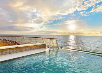 Viking-Ocean-Ship-infinity-pool-702x459@2x